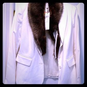 White blazer w/removable brown faux collar